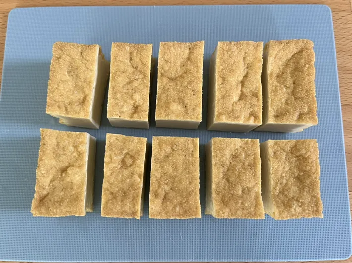 カットした厚揚げの写真（撮影：grape編集部）