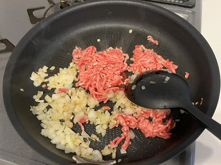 フライパンで炒める、タマネギと肉の写真（撮影：grape編集部）