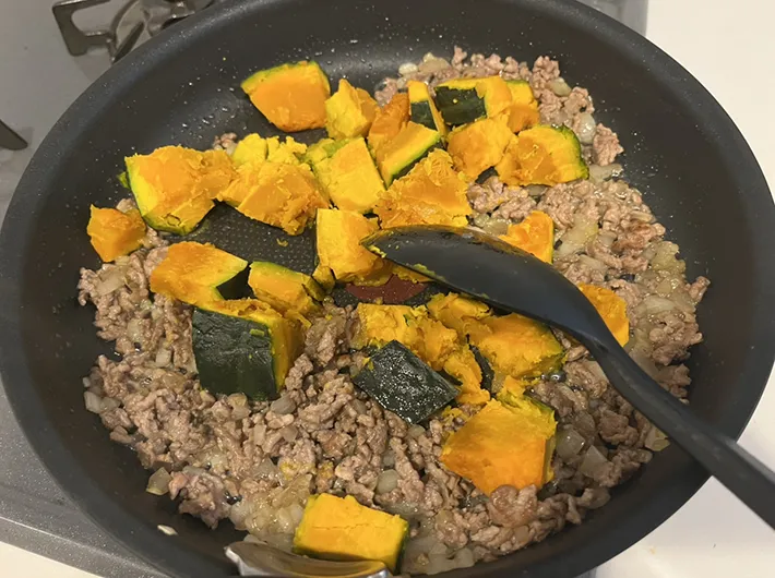 フライパンで炒める、タマネギ、肉、カボチャの写真（撮影：grape編集部）