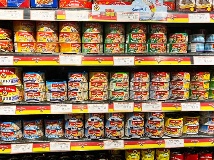 スーパーのツナ缶コーナー（撮影：grape編集部）
