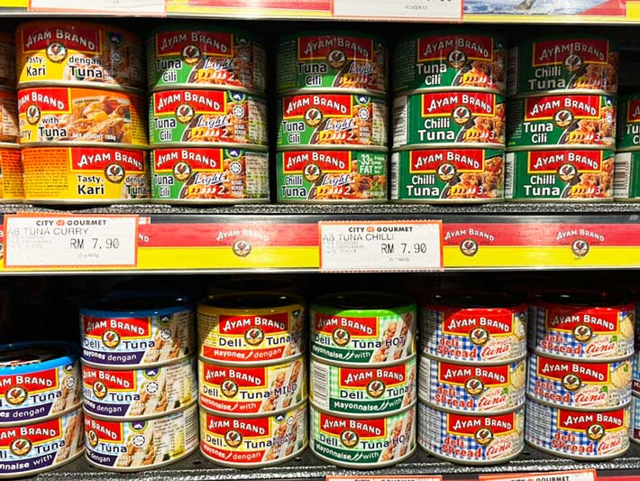 スーパーのツナ缶コーナー（撮影：grape編集部）