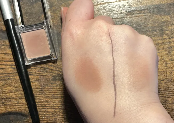 アイシャドウを塗った手の甲の写真（撮影：grape編集部）