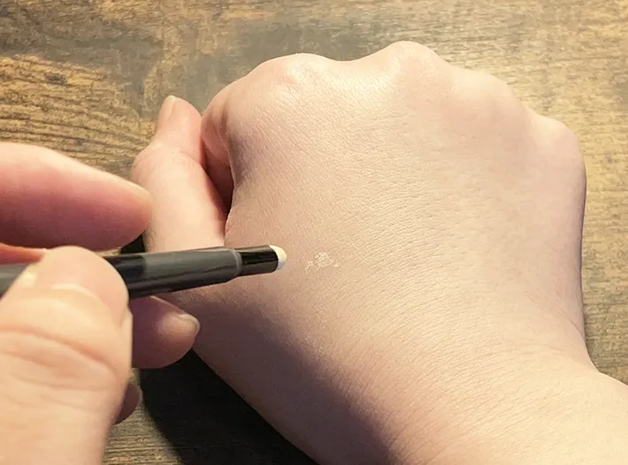 スポンジでコンシーラーを広げる写真（撮影：grape編集部）