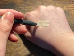 コンシーラーを塗る写真（撮影：grape編集部）