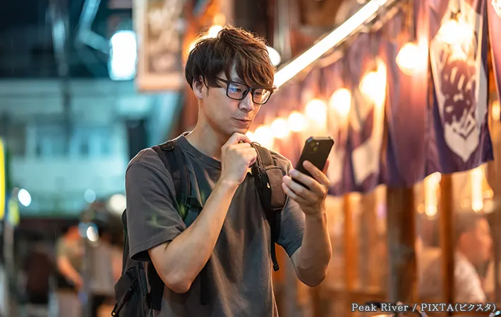 繁華街を歩く男性の写真