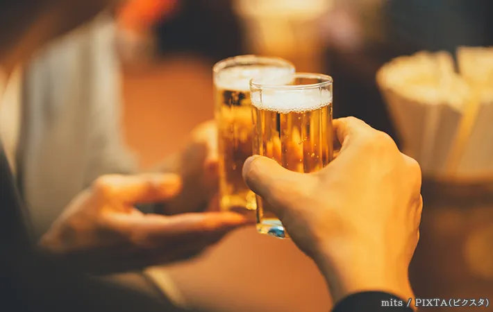 飲み会でビールを持つ写真