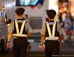 2人の警察官が歩く写真