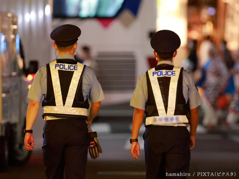 2人の警察官が歩く写真