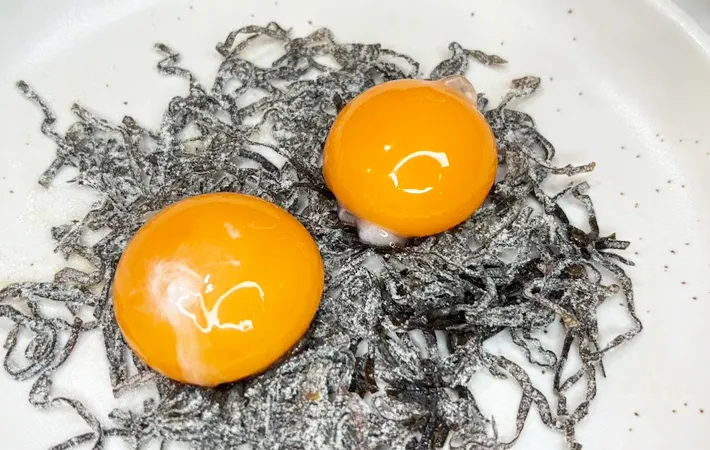 『塩昆布の卵黄漬け』を作る写真（撮影：キジカク）