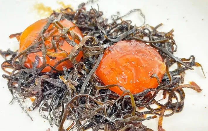 『塩昆布の卵黄漬け』の完成写真（撮影：キジカク）