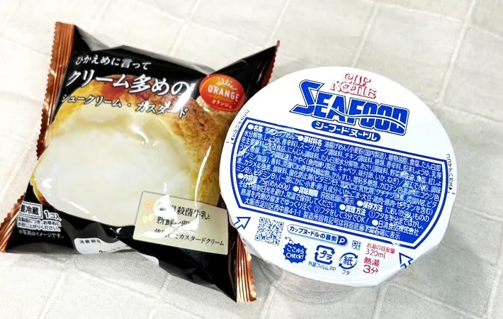 『シーフードヌードル×シュークリーム』の材料写真（撮影：キジカク）