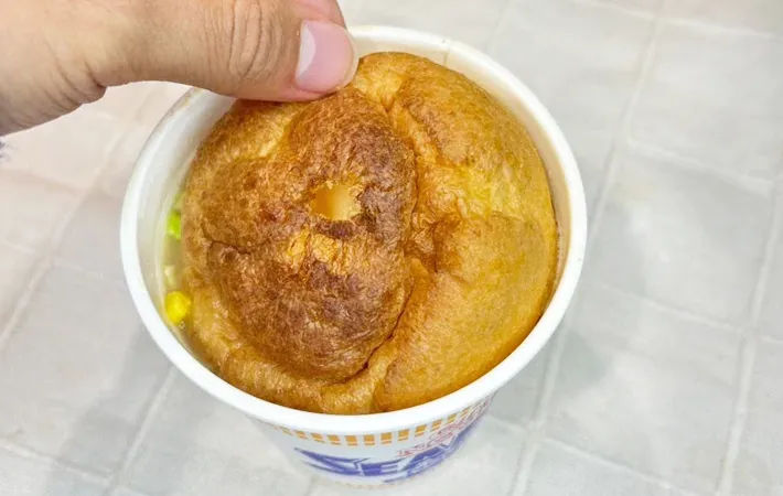 『シーフードヌードル×シュークリーム』を作る写真（撮影：キジカク）