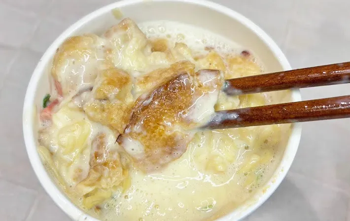 『シーフードヌードル×シュークリーム』を作る写真（撮影：キジカク）