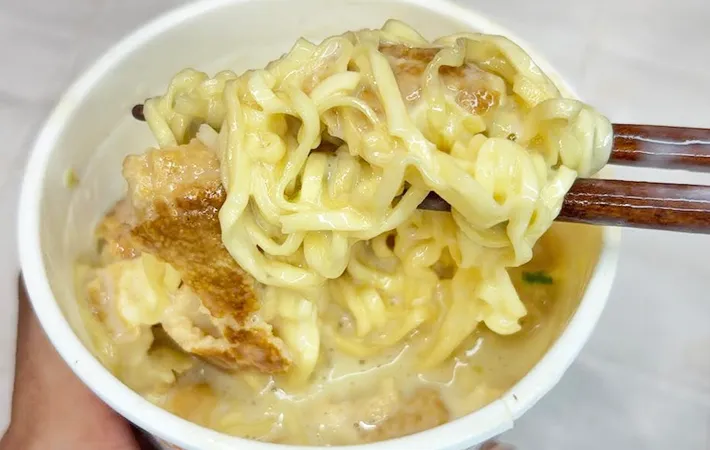 『シーフードヌードル×シュークリーム』の完成写真（撮影：キジカク）