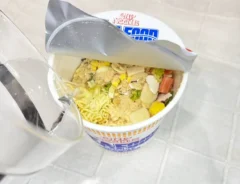 『シーフードヌードル×シュークリーム』を作る写真（撮影：キジカク）