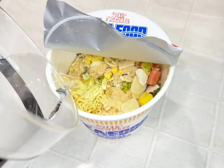 『シーフードヌードル×シュークリーム』を作る写真(撮影:キジカク)