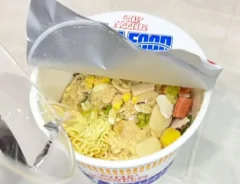 『シーフードヌードル』とシュークリームの写真（撮影：キジカク）