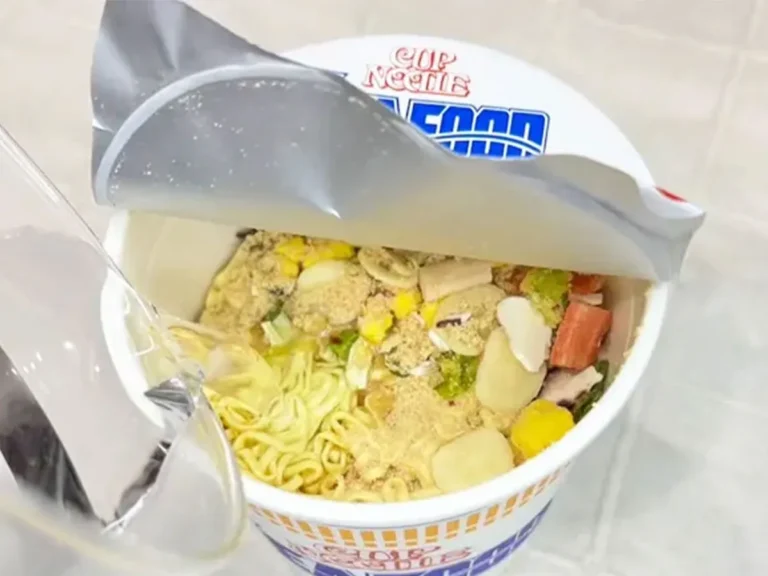 『シーフードヌードル』とシュークリームの写真（撮影：キジカク）