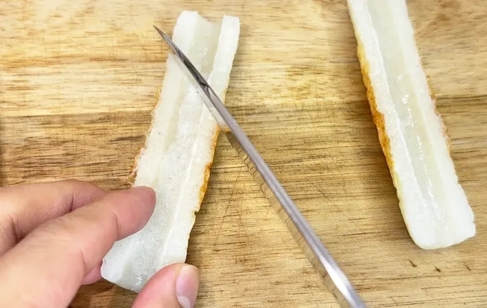 『冷凍ちくわのイカ焼き』を作る写真（撮影：キジカク）