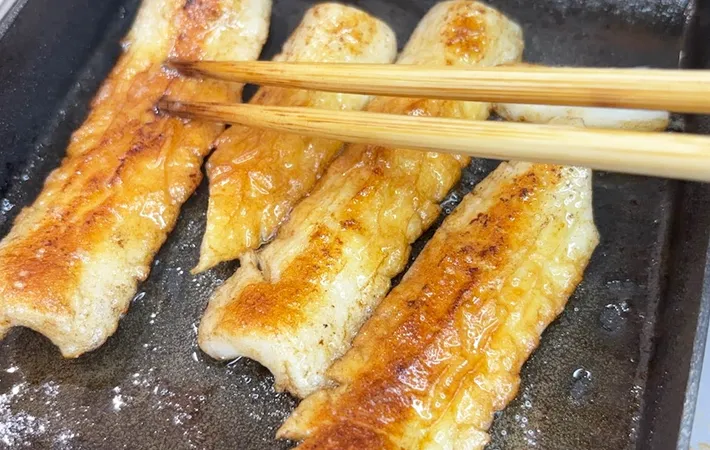 『冷凍ちくわのイカ焼き』を作る写真（撮影：キジカク）