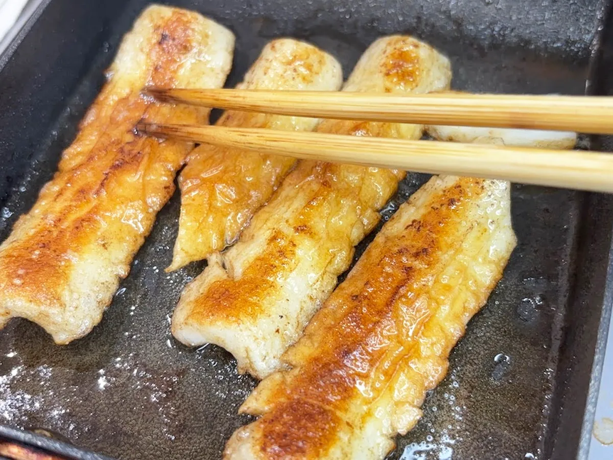 『冷凍ちくわのイカ焼き』を作る写真（撮影：キジカク）