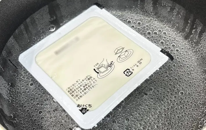 『パックごと豆腐を茹でる』写真（撮影：キジカク）