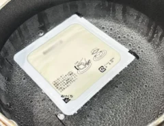 『パックごと豆腐を茹でる』写真（撮影：キジカク）