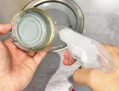 ツナ缶を洗う写真（撮影：キジカク）