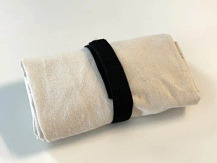 べんりベルトでエコバッグをまとめた様子の写真（撮影：grape編集部）