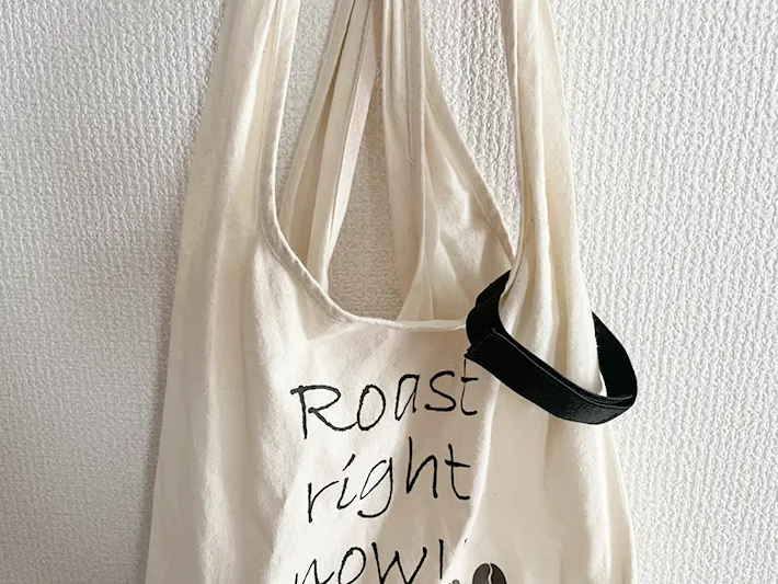 べんりベルトをエコバッグにかけた写真（撮影：grape編集部）