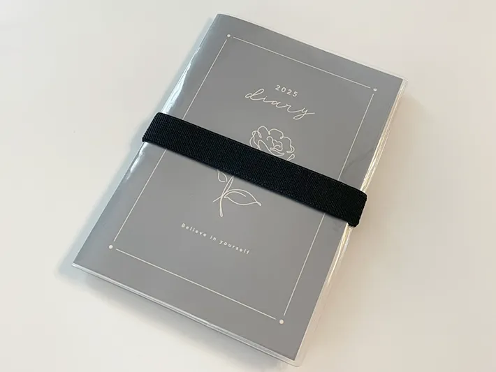 べんりベルトを手帳に巻いた写真（撮影：grape編集部）