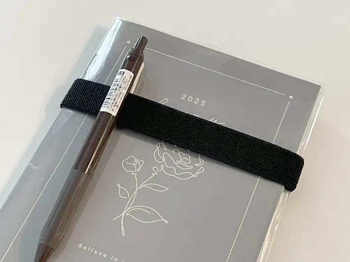 手帳に巻いたべんりベルトにペンを引っかけた写真（撮影：grape編集部）