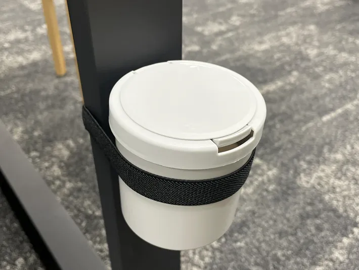 べんりベルトで綿棒ケースを巻いた写真（撮影：grape編集部）