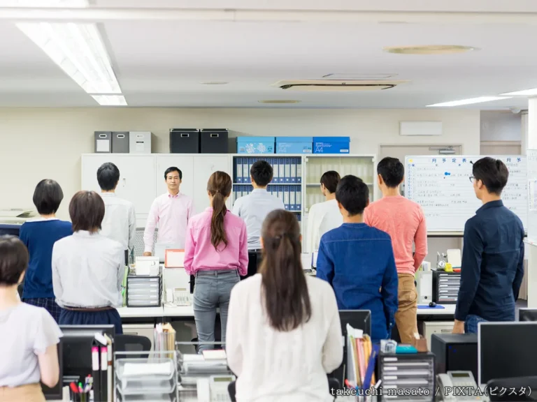 朝礼をしている写真