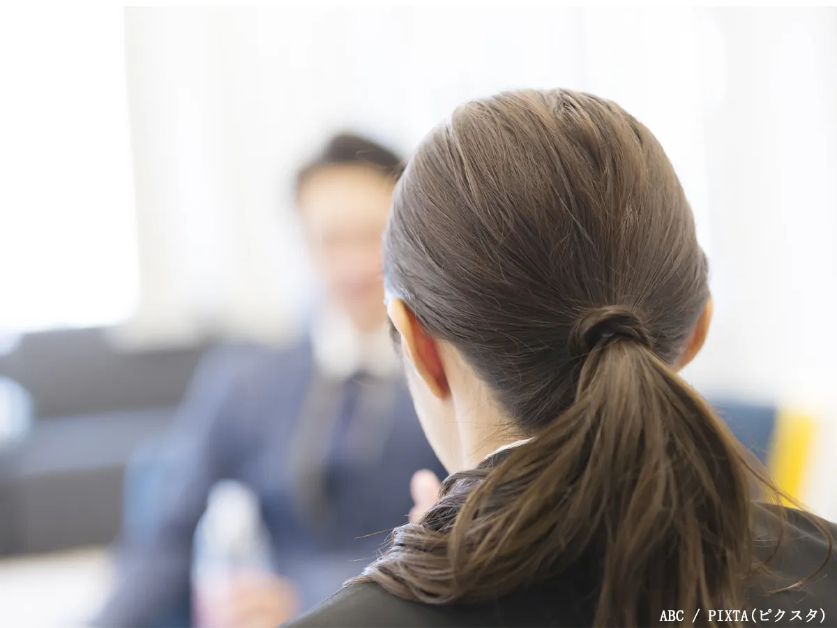 上司の長話に付き合わされる部下のイメージ