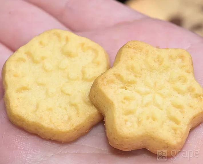 クリスマス限定のディズニー土産（撮影：grape編集部）