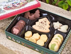 クリスマス限定のディズニー土産（撮影：grape編集部）