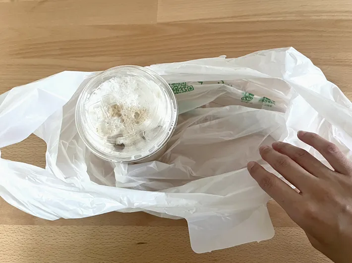ビニール袋に入れたコーヒーの写真（撮影：grape編集部）