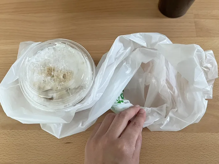 1周捻った、コンビニコーヒー入りの袋の写真（撮影：grape編集部）