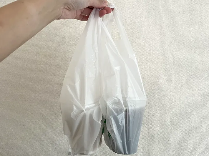 ビニール袋に入れて持ち運ぶコンビニコーヒーの写真（撮影：grape編集部）