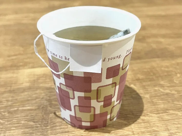 ティーバッグを入れた紙コップの写真（撮影：grape編集部）