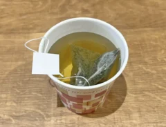 ティーバッグを入れた紙コップの写真（撮影：grape編集部）