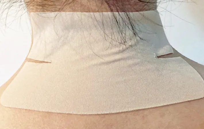 『湿布をはがれにくくする裏技』の写真（撮影：エニママ）