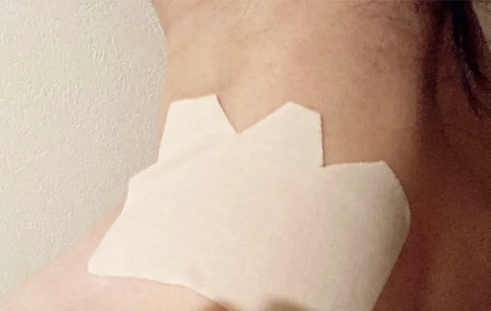 肩に貼った湿布の写真