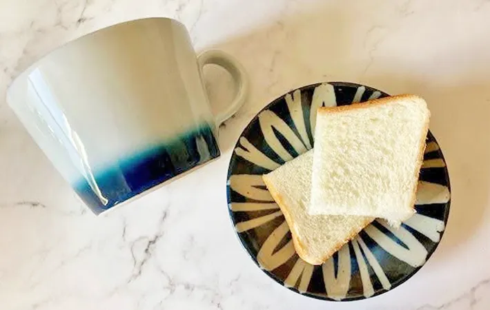 マグカップと食パンの写真（撮影：エニママ）