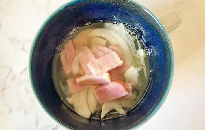 『食パンで作るオニオングラタンスープ』を作る写真（撮影：エニママ）