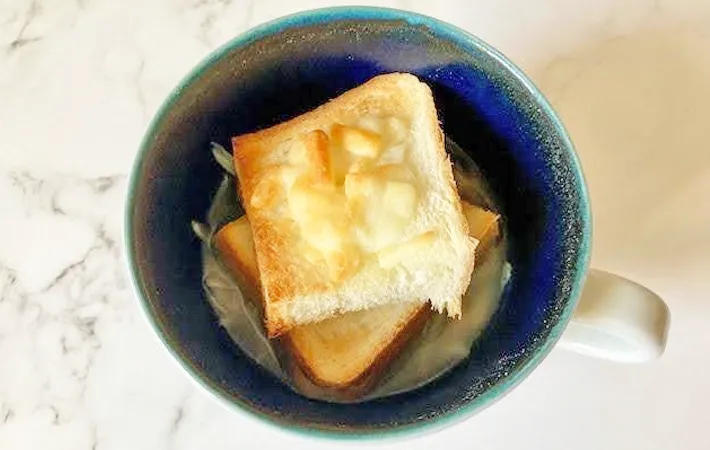 『食パンで作るオニオングラタンスープ』の完成写真（撮影：エニママ）