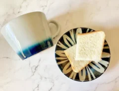 マグカップと食パンの写真（撮影：エニママ）