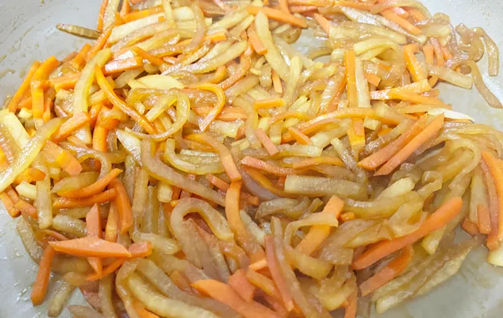 『にんじんと大根のきんぴら』を作る写真（撮影：エニママ）