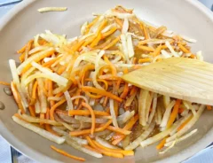 『にんじんと大根のきんぴら』を作る写真（撮影：エニママ）